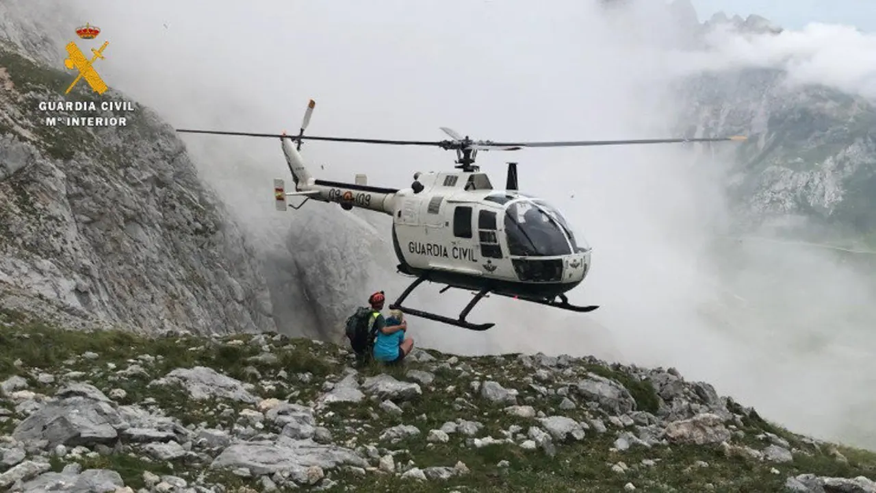 EuropaPress_2301104_Nota_De_Prensa_La_Guardia_Civil_Rescata_A_Dos_Monta&ntilde;eros_Enriscados_En_Picos_De_Europa