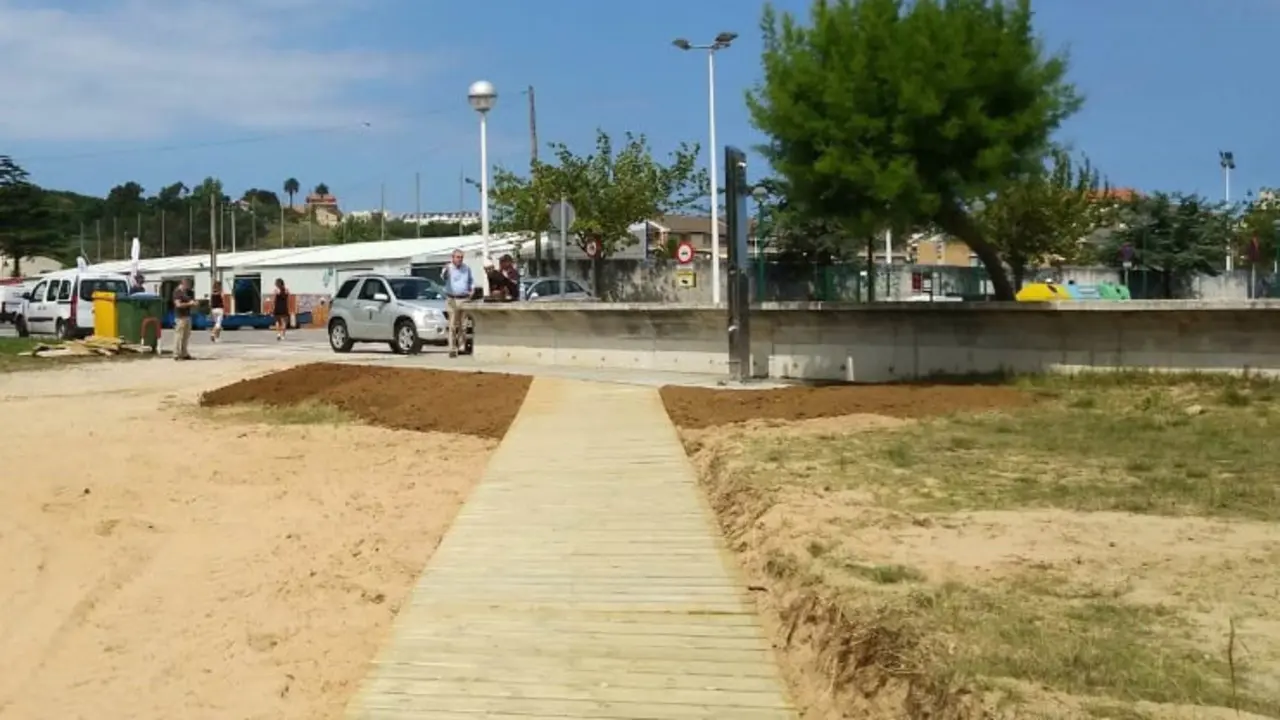 EuropaPress_2304776_Nueva_pasarela_de_acceso_a_la_playa_de_La_Riberuca_en_Suances