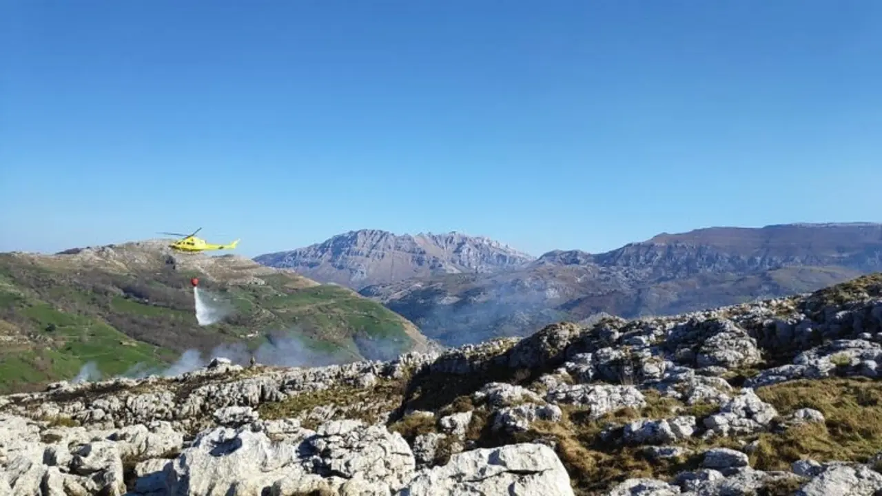 EuropaPress_2016145_Extinci&oacute;n_incendio