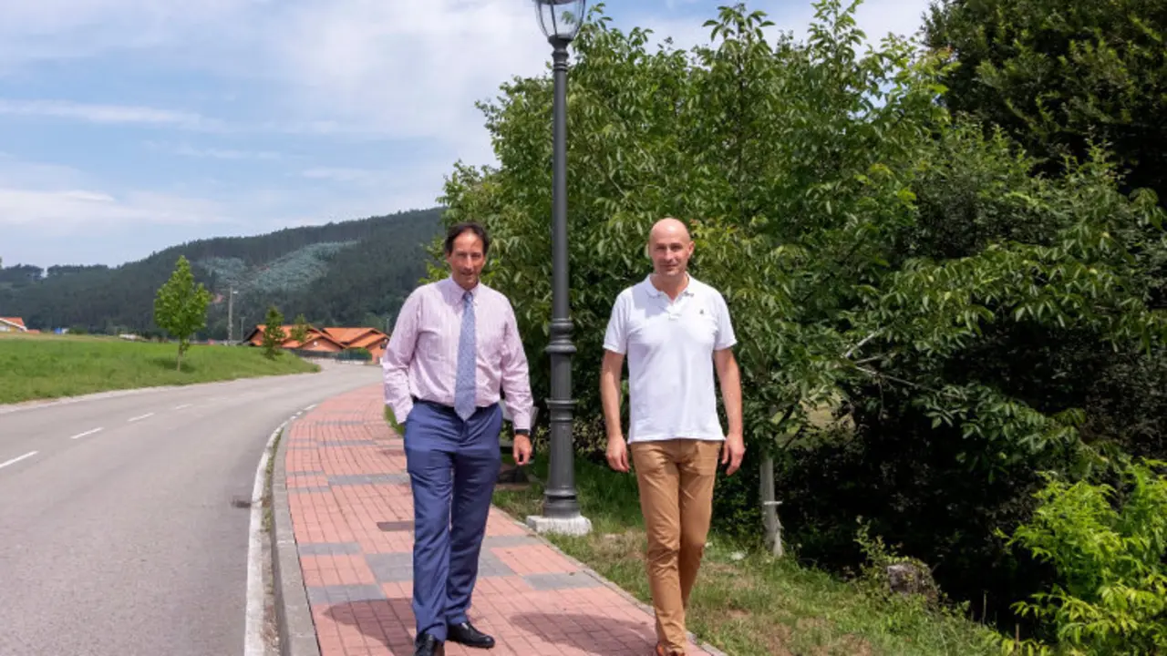 EuropaPress_2309905_El_consejero_de_Obras_P&uacute;blicas_Ordenaci&oacute;n_del_Territorio_y_Urbanismo_del_Gobierno_de_Cantabria_Jos&eacute;_Luis_Gochicoa_y_el_alcalde_de_Puente_Viesgo_&Oacute;scar_Villegas