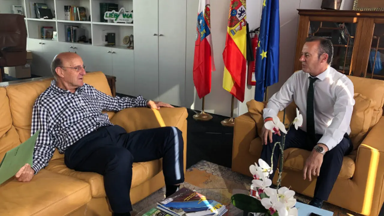 EuropaPress_2310718_El_alcalde_de_San_Felices_con_el_consejero_de_Ganader&iacute;a