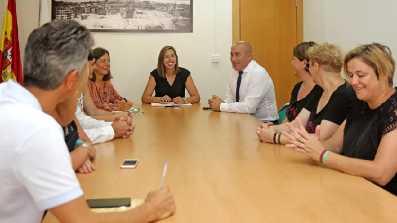 EuropaPress_2312469_La_consejera_de_Econom&iacute;a_y_Hacienda_Mar&iacute;a_S&aacute;nchez_se_ha_reunido_con_el_alcalde_de_Cartes_Agust&iacute;n_Molleda