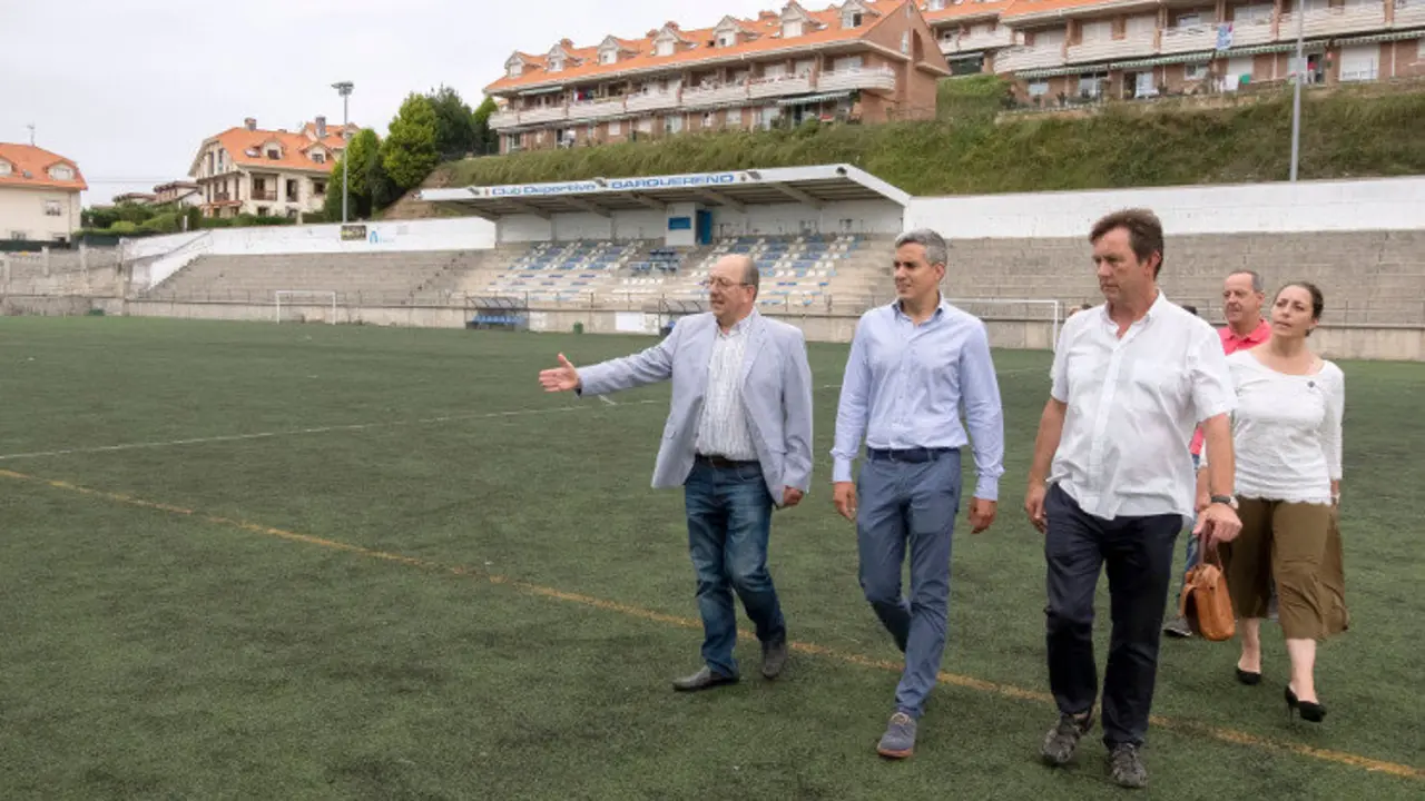 EuropaPress_2314151_Zuloaga_en_el_campo_de_f&uacute;tbol_de_San_Vicente_de_la_Barquera