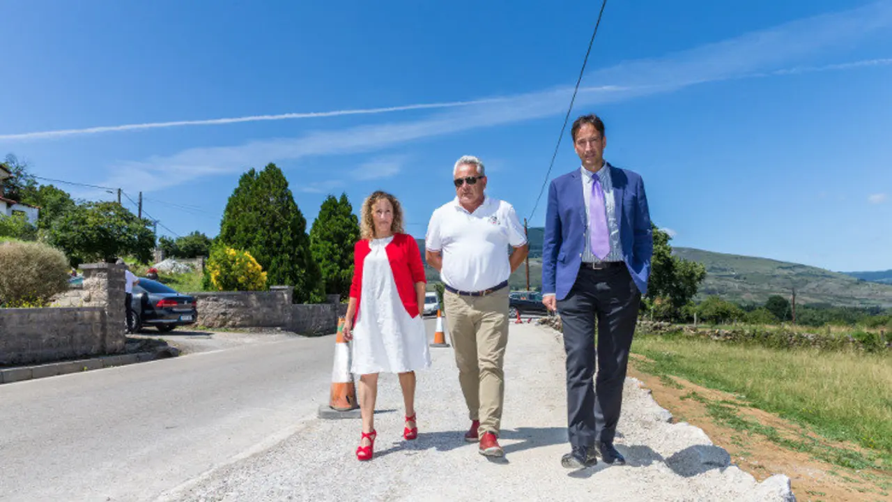 EuropaPress_2319908_El_consejero_de_Obras_P&uacute;blicas_visita_las_obras_del_nuevo_paseo_peatonal_en_Sili&oacute;