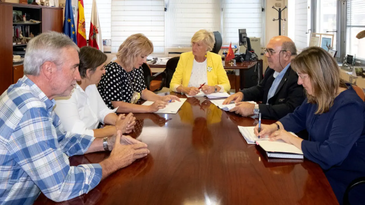EuropaPress_2323033_Reuni&oacute;n_de_la_consejera_de_Educaci&oacute;n_FP_y_Turismo_Marina_Lomb&oacute;_y_la_alcaldesa_de_Polanco_Rosa_D&iacute;az