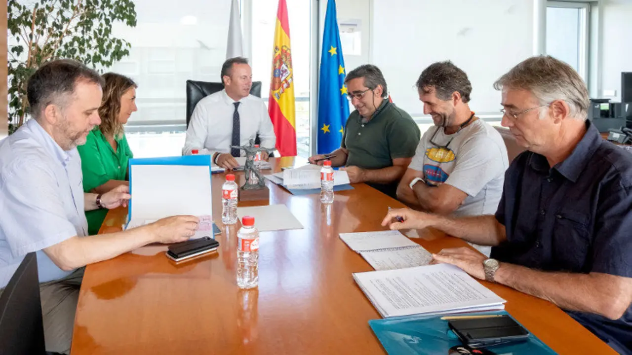EuropaPress_2323188_El_consejero_de_Desarrollo_Rural_Ganader&iacute;a_Pesca_Alimentaci&oacute;n_y_Medio_Ambiente_Guillermo_Blanco_reunido_con_representantes_de_SOS_Suances