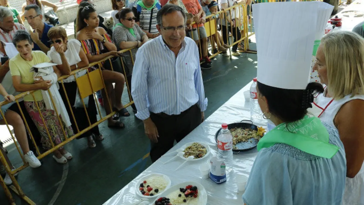 EuropaPress_2323510_El_primer_teniente_de_alcalde_de_Torrelavega_Jos&eacute;_Manuel_Cruz_Viadero_en_el_concurso_de_arroz_de_las_fiestas_de_la_Virgen_Grande