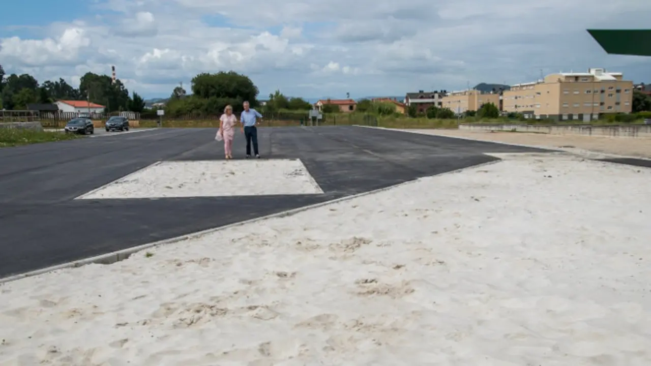 EuropaPress_2326023_La_alcaldesa_de_Polanco_Rosa_D&iacute;az_y_el_concejal_de_Deportes_Avelino_Rodr&iacute;guez_visitan_las_obras_de_construcci&oacute;n_de_la_pista_de_atletismo_de_Requejada