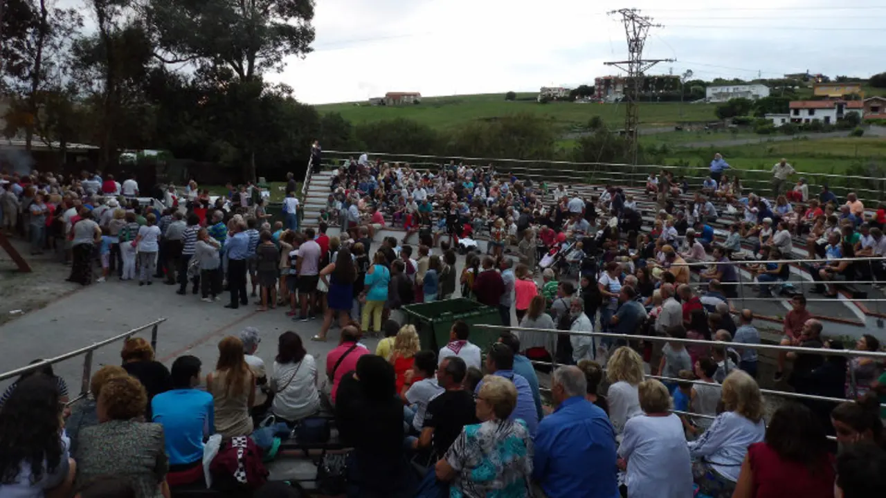 EuropaPress_2326285_Sardinada_popular_en_El_Espada&ntilde;al_de_Suances