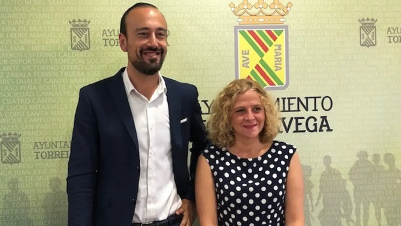 EuropaPress_2327783_El_alcalde_de_Torrelavega_Javier_L&oacute;pez_Estrada_y_la_concejala_de_Festejos_Patricia_Portilla_hacen_balance_de_las_fiestas