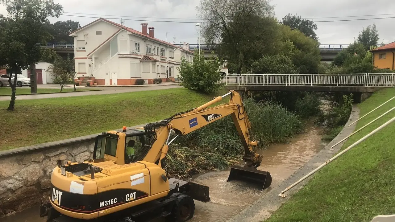 Trabajos de limpieza del cauce del r&iacute;o Cabo
