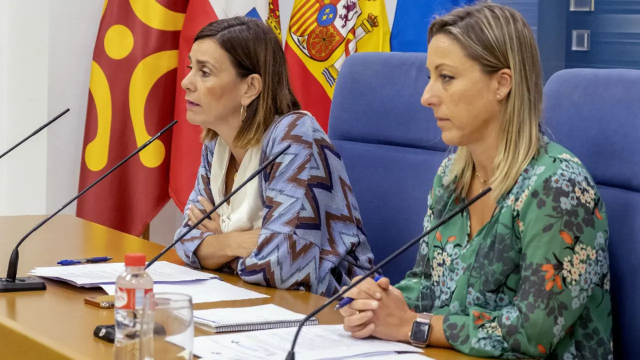 La consejera de Presidencia, Paula Fern&aacute;ndez, y la secretaria general del departamento, Noelia Garc&iacute;a, durante la rueda de prensa de este mi&eacute;rcoles