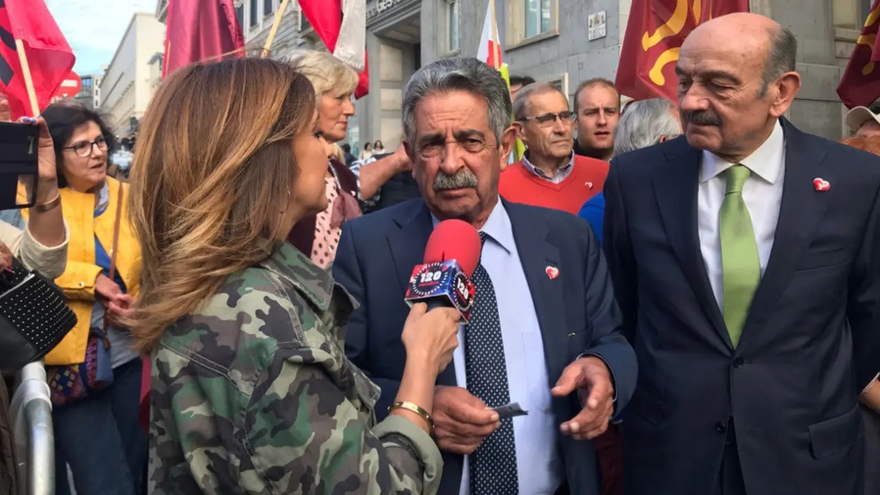 Revilla y Maz&oacute;n, ante el Congreso de los Diputados junto a otros dirigentes, militantes y simpatizantes del PRC en una imagen de archivo