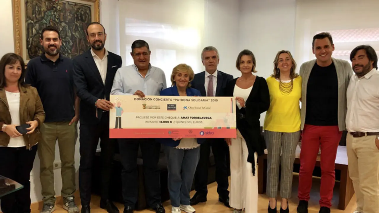 Entregado a AMAT el cheque solidario de 15.000 euros del concierto ben&eacute;fico de Tequila