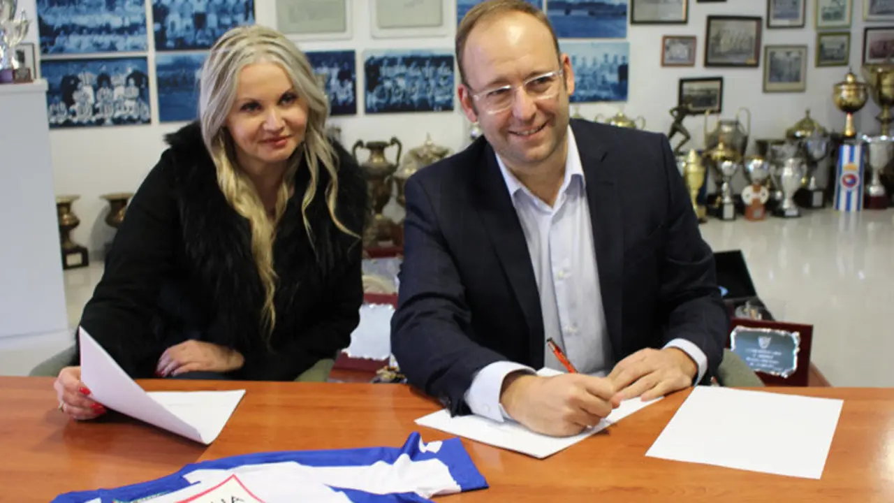 Firma del acuerdo de patrocinio de la Gimn&aacute;stica