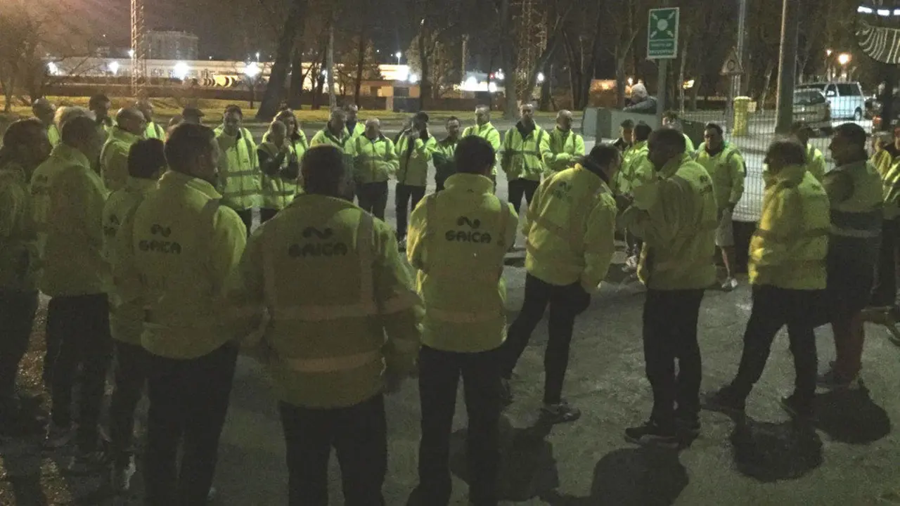 Trabajadores de Saica Pack, esta madrugada a las puertas de la f&aacute;brica camarguesa