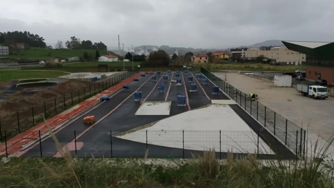 El PSOE denuncia la paralizaci&oacute;n de las obras de la pista de atletismo