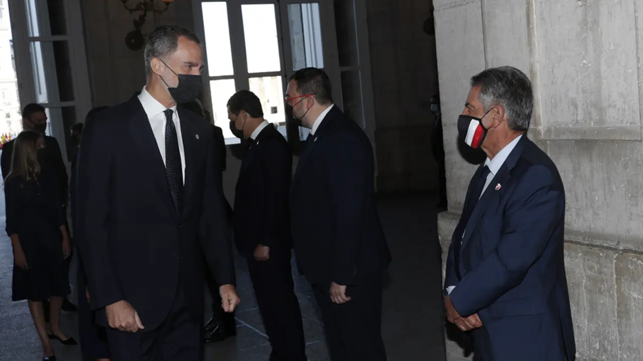 El presidente Miguel &Aacute;ngel Revilla junto al Rey durante el funeral