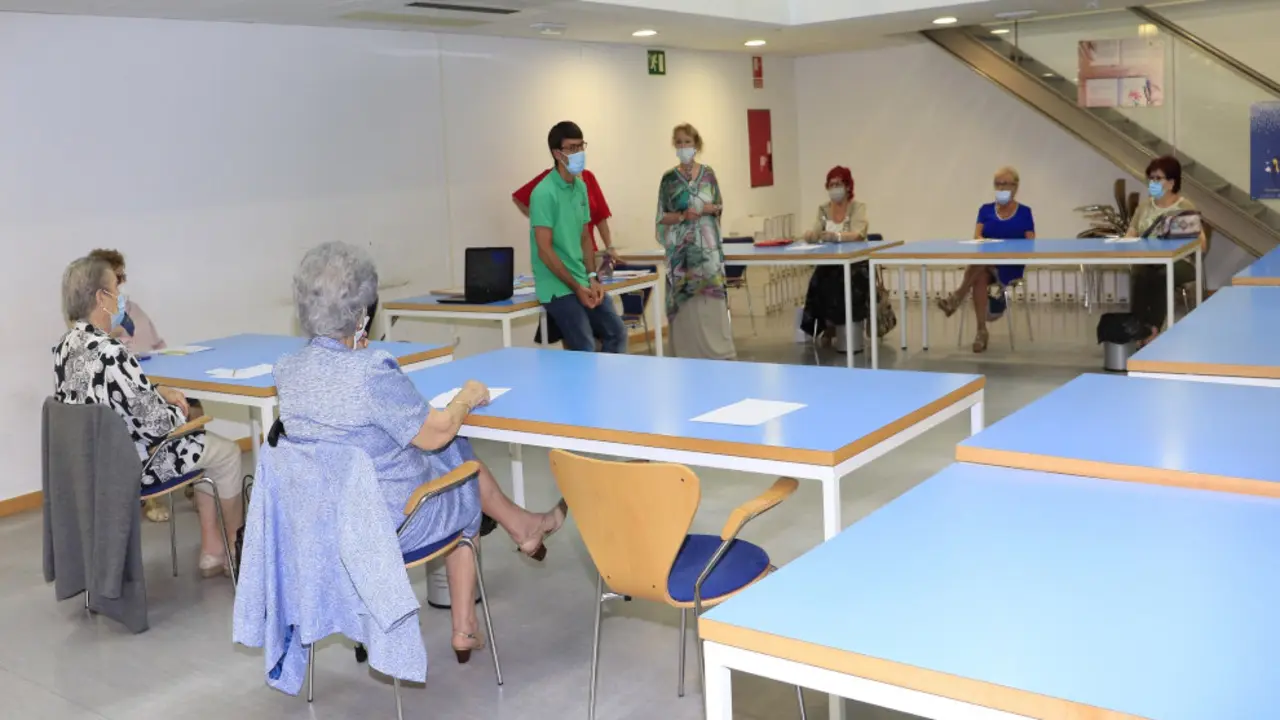 Personas mayores en talleres especiales