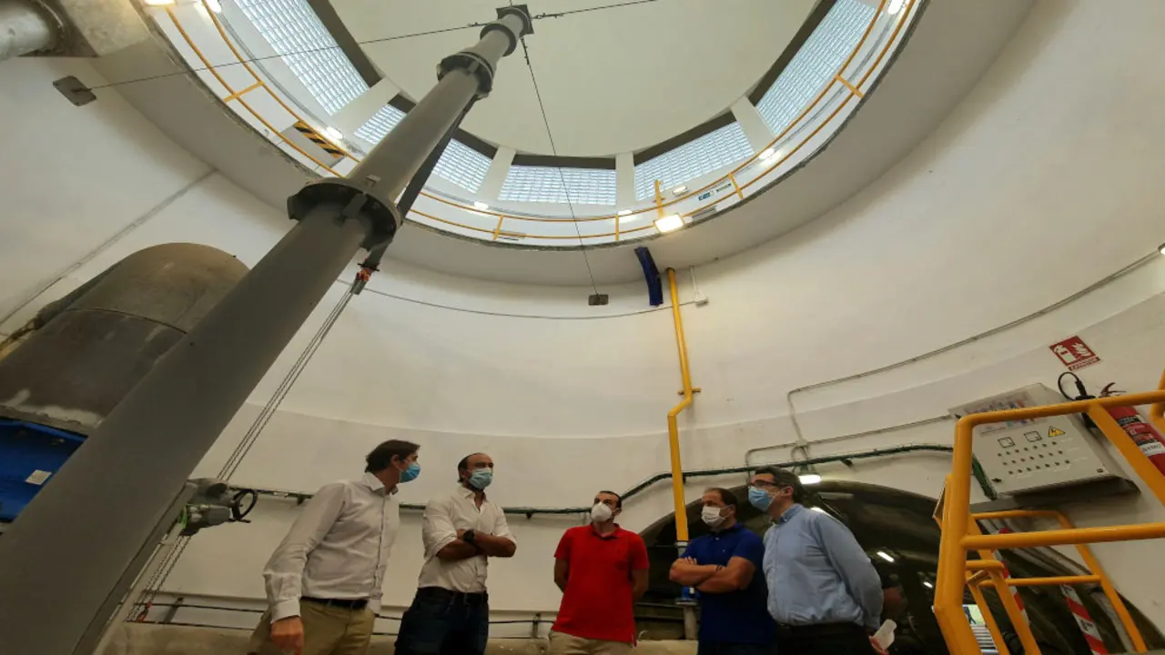 Alcalde y concejal visitan el deposito de agua de Tanos