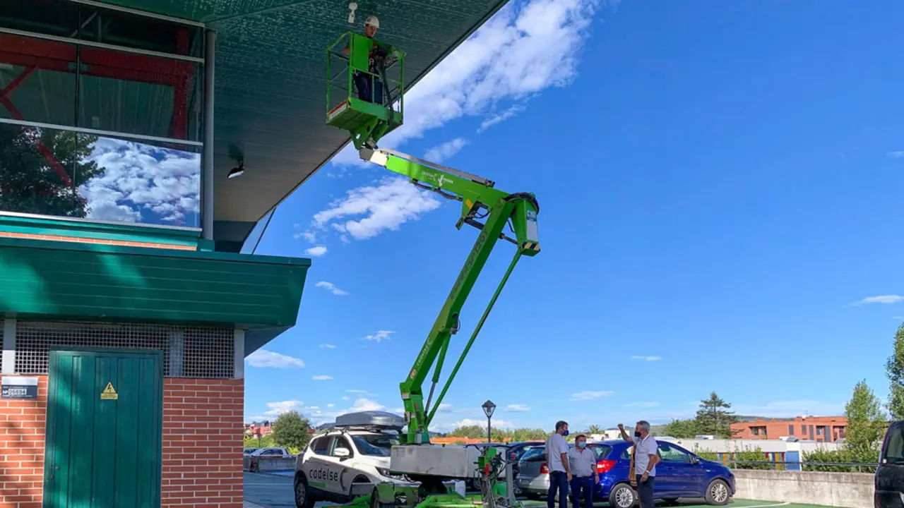 Instalaci&oacute;n de c&aacute;maras de videovigilancia en el polideportivo de Requejada