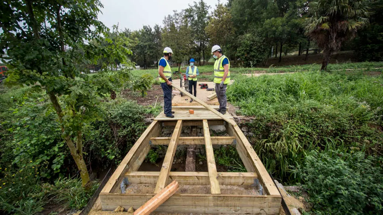 Instalaci&oacute;n de la pasarela sobre el arroyo Indiana