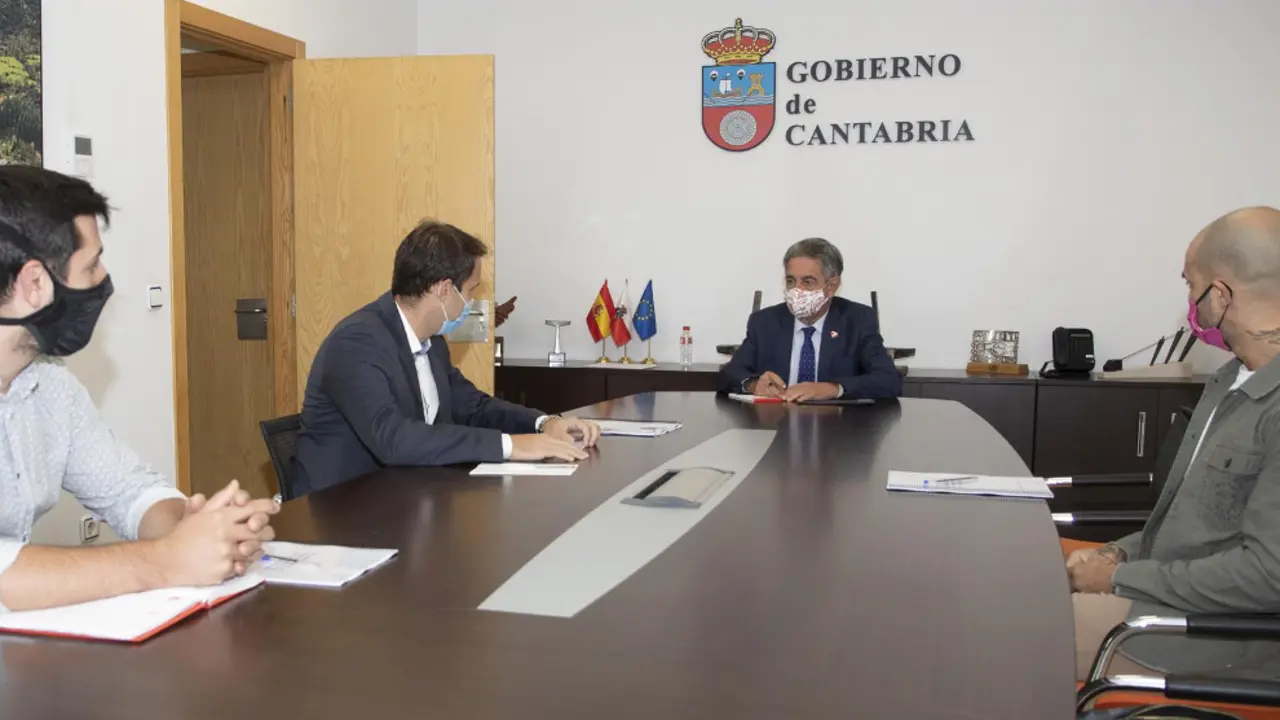 El presidente de Cantabria, Miguel &Aacute;ngel Revilla, con representantes de la Asociaci&oacute;n de Empresas de Ocio Nocturno de Cantabria