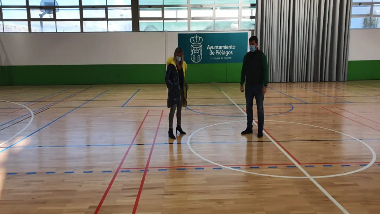 Concluye la renovaci&oacute;n del suelo del polideportivo de Liencres / Foto: Ayto. Pi&eacute;lagos