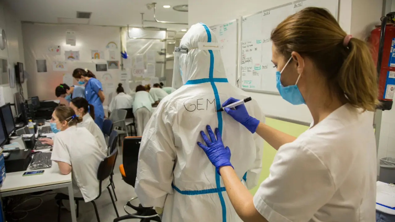 Colocaci&oacute;n de EPI en la UCI de Valdecilla