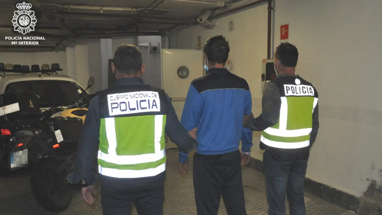 El detenido por el robo con intimidaci&oacute;n en una gasolinera, escoltado por la polic&iacute;a