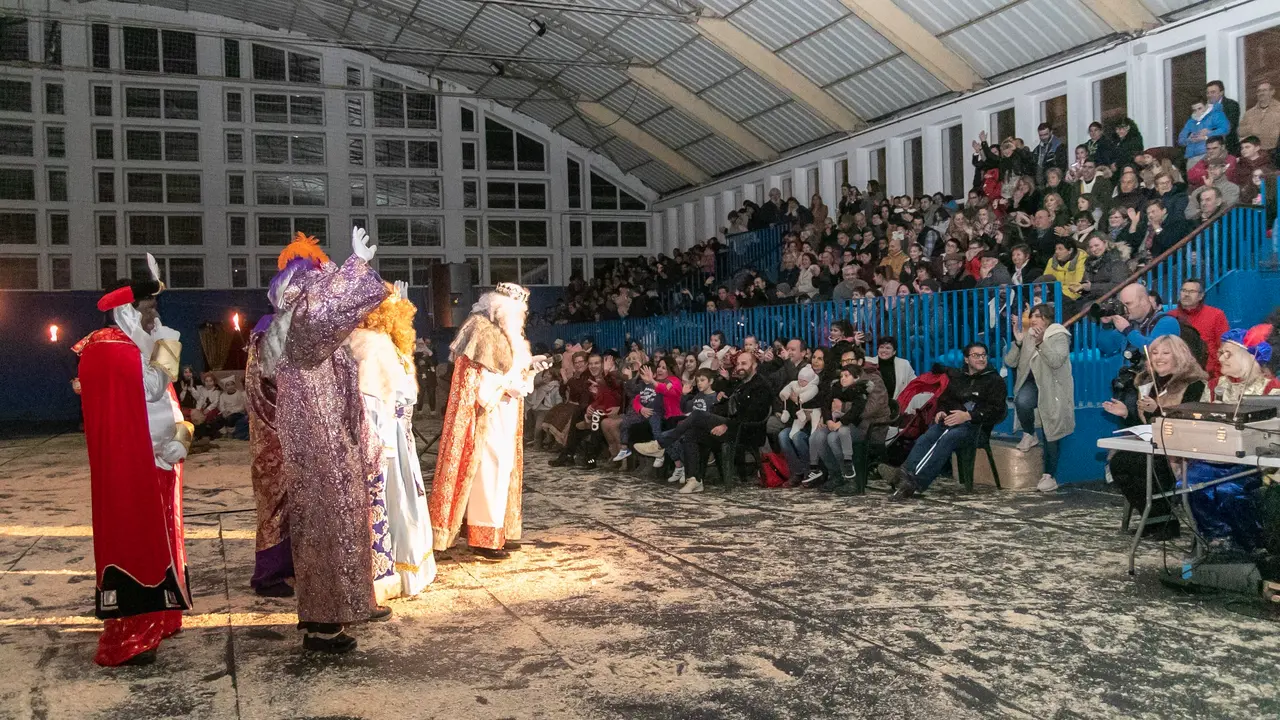 Los Reyes Magos saludando a los ni&ntilde;os de Polanco. Foto| Archivo