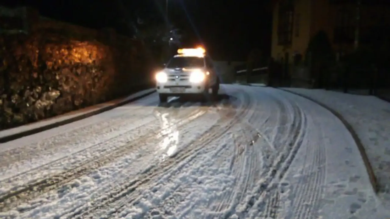 Veh&iacute;culo circulando por una carretera con nieve de Cantabria