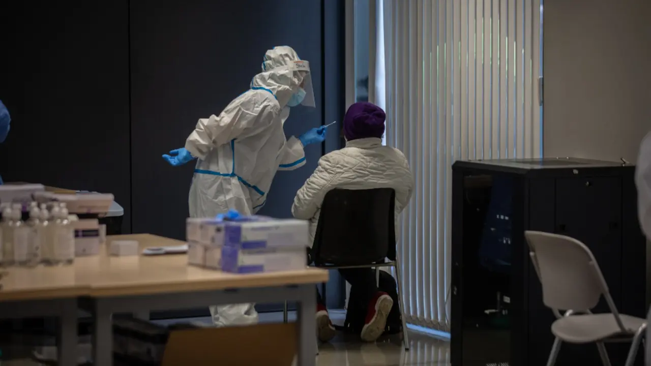 2020121616541995780Una persona recibe una prueba PCR en un dispositivo de cribados masivos