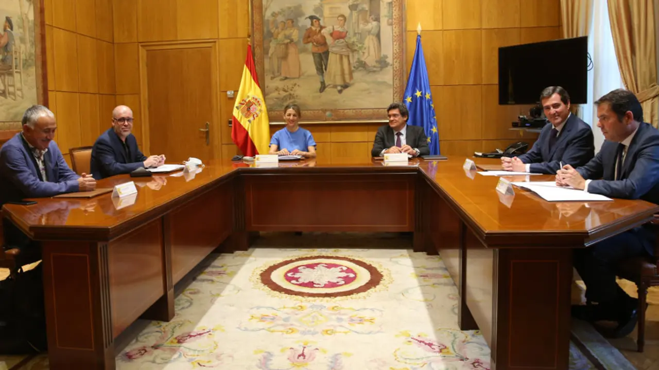 Los ministros de Trabajo y Seguridad Social, Yolanda D&iacute;az y Jos&eacute; Luis Escriv&aacute;, se re&uacute;nen con los secretarios generales de CCOO (Unai Sordo)y UGT (Pepe &Aacute;lvarez) y con los presidente de CEOE (Antonio Garamendi) y Cepyme (Gerardo Cuerva)