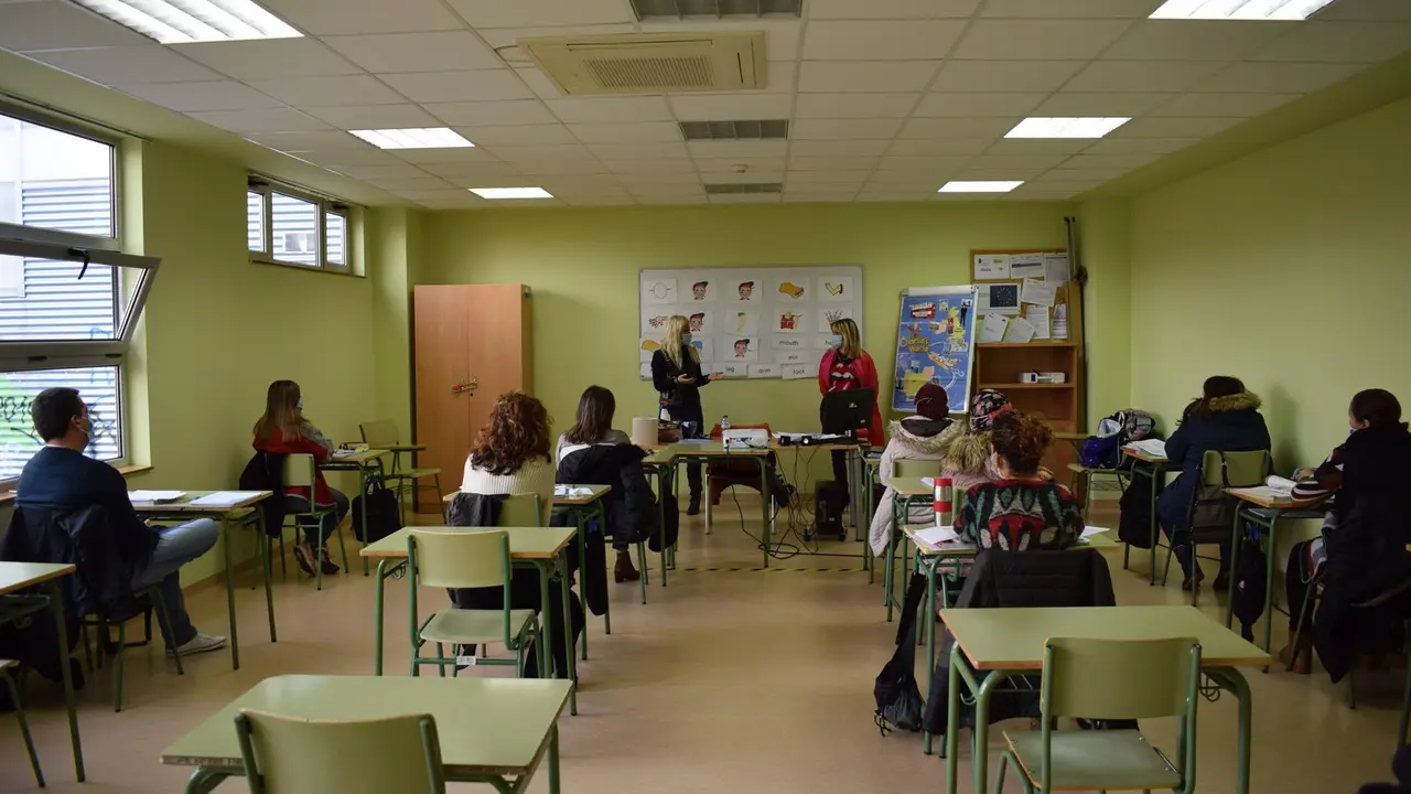 La alcaldesa de Pi&eacute;lagos, Ver&oacute;nica Samperio, visita a los alumnos del curso 'Competencias clave en ingl&eacute;s'