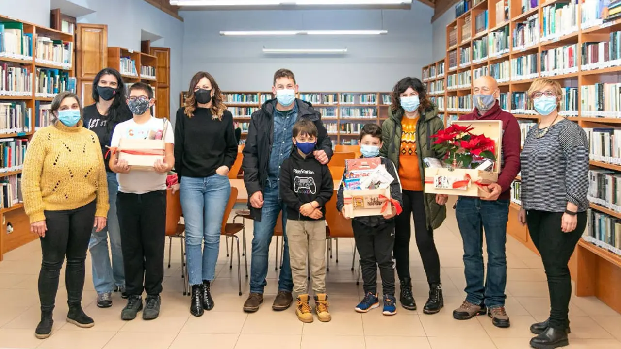 Entrega de los premios del sorteo en la biblioteca municipal