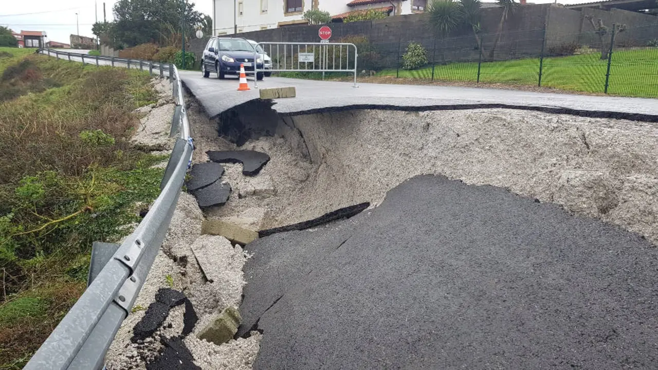 Hundimiento de un tramo de la carretera de Tagle