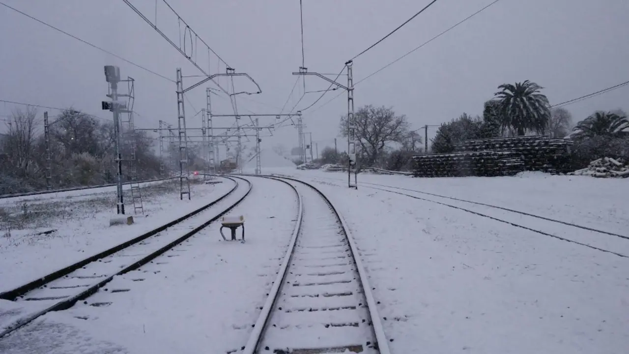 V&iacute;as de tren cubiertas por la nieve