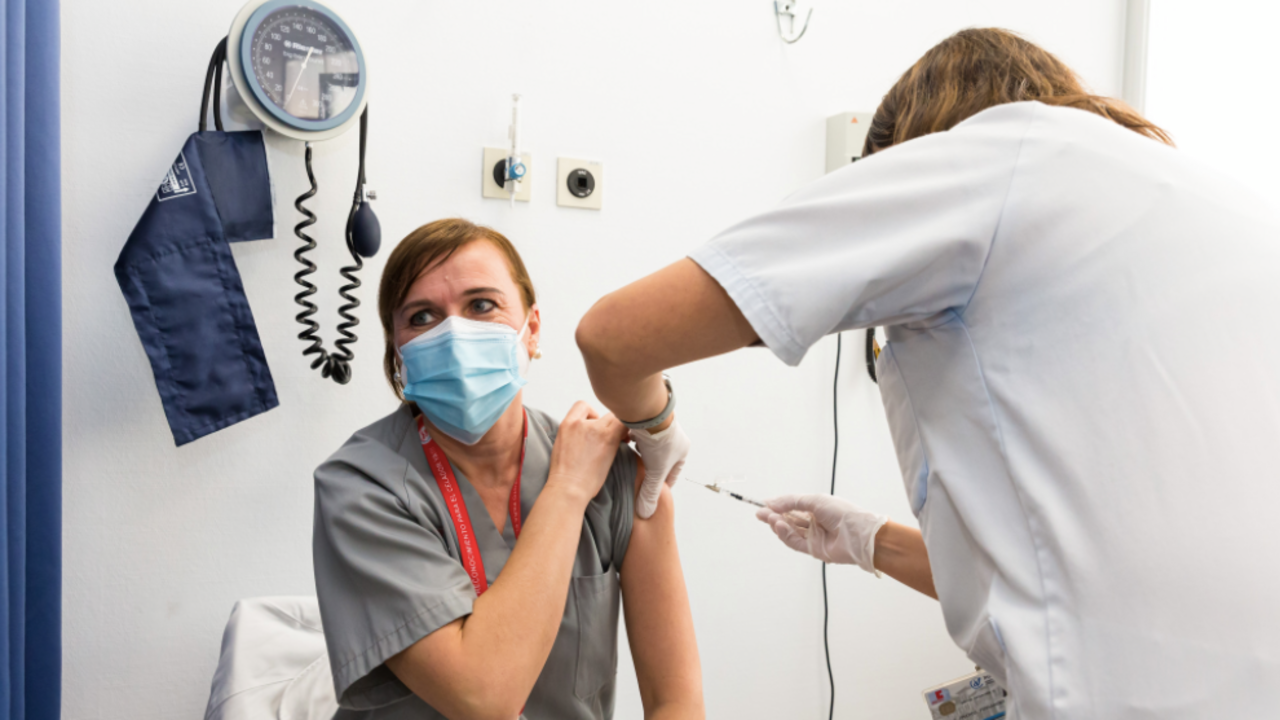 Cantabria ya est&aacute; administrando vacunas a sanitarios