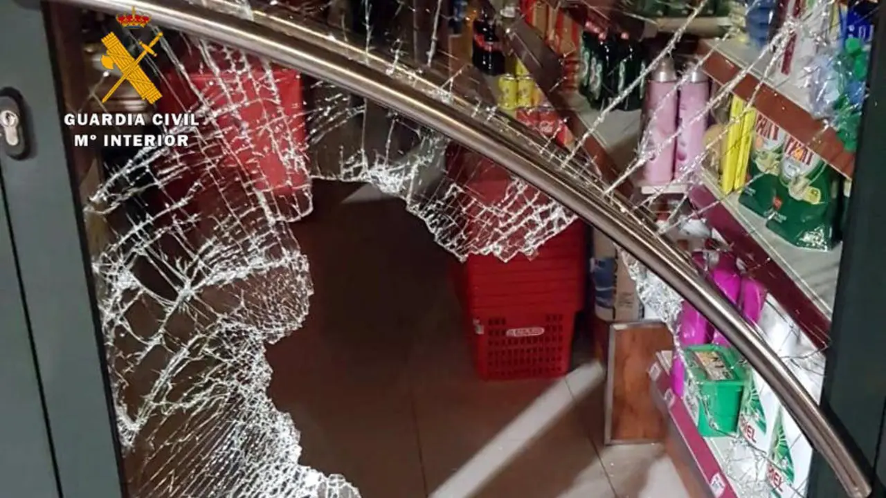 Estado de la puerta de uno de los negocios robados en Nochevieja