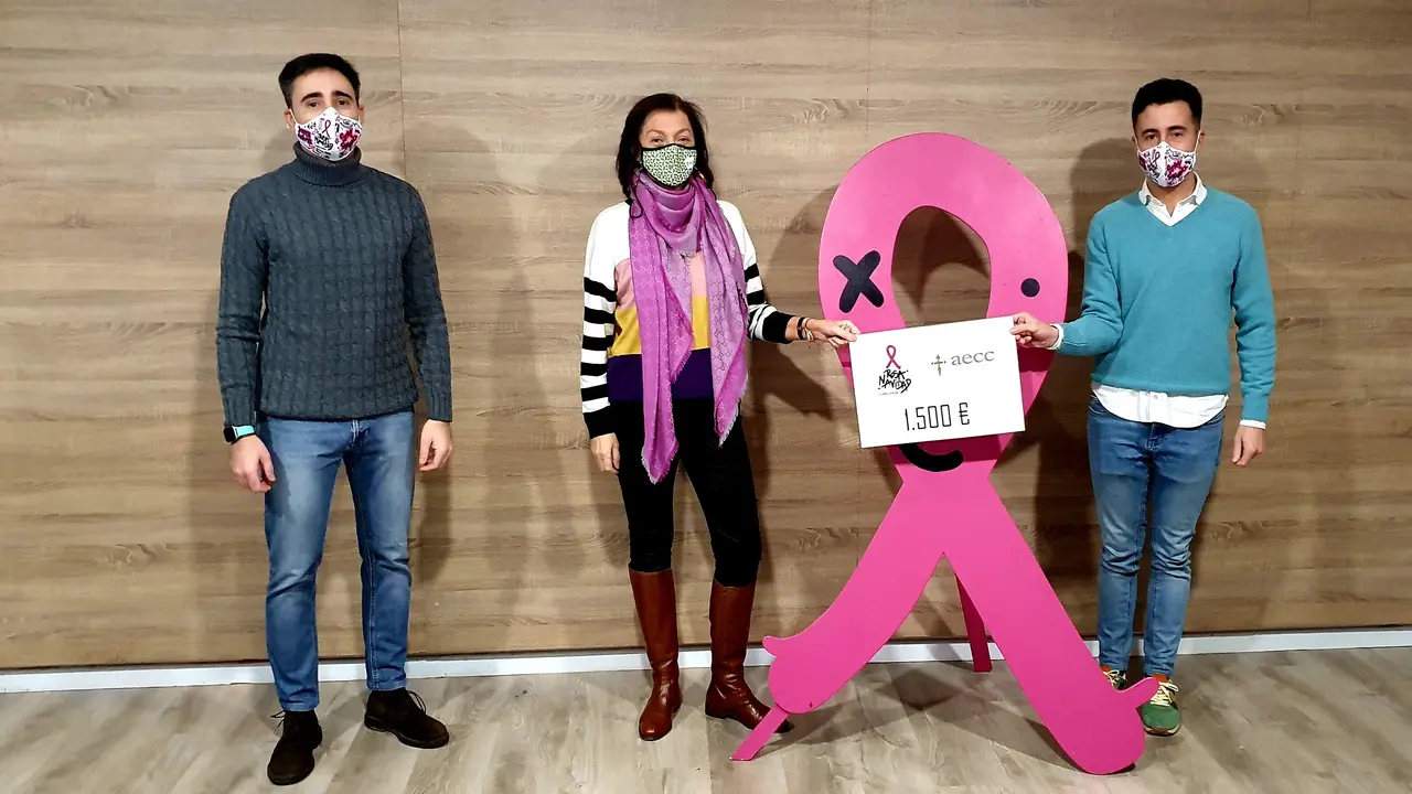 Representantes de la Asociaci&oacute;n Rosa Navidad de Torrelavega entregan a la AECC la recaudaci&oacute;n obtenida de la venta de papeletas de la Loter&iacute;a de Navidad