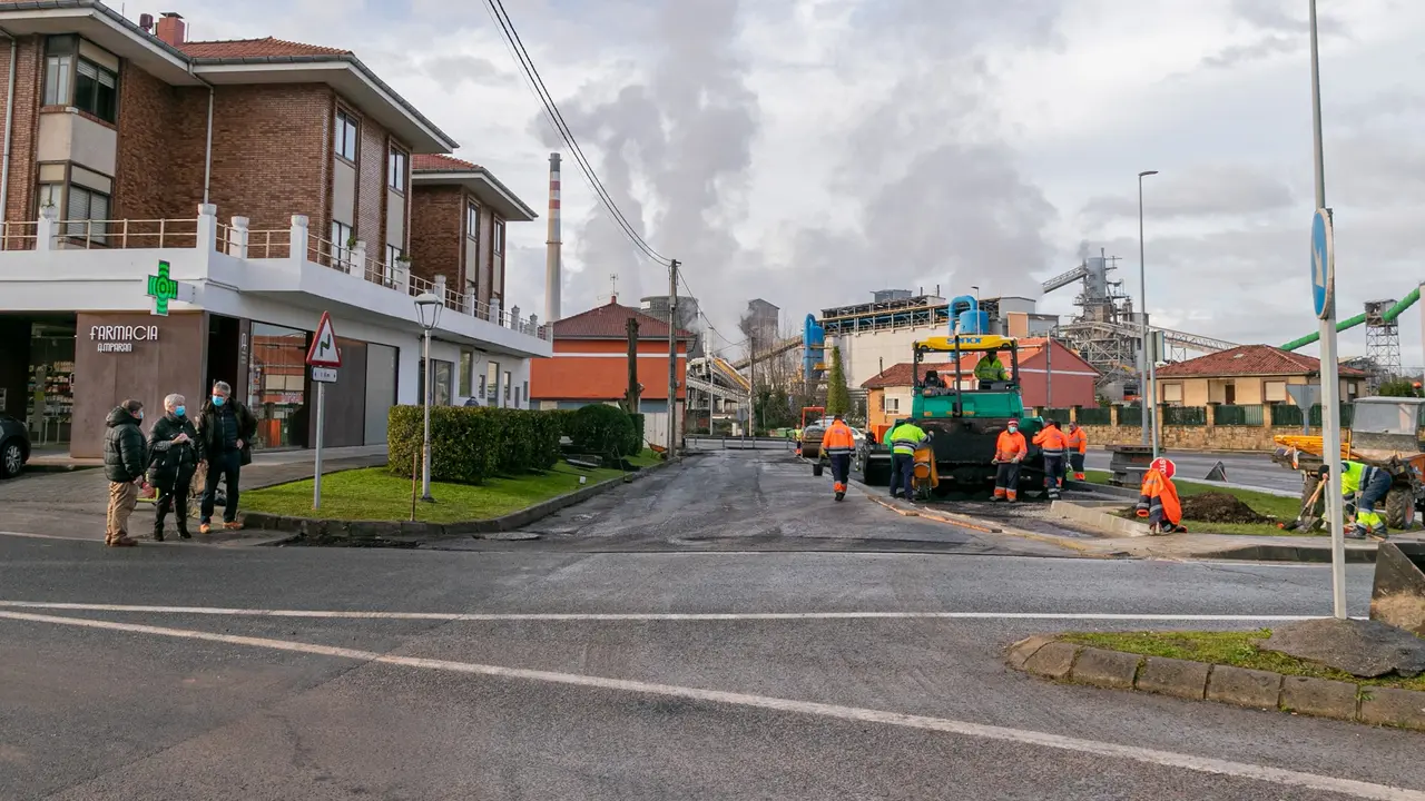 La alcaldesa de Polanco y los concejales visitando las obras de asfaltado