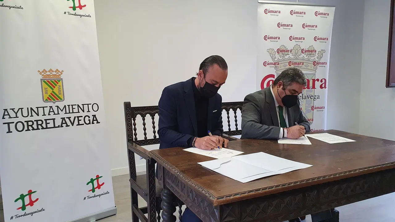 El Ayuntamiento de Torrelavega firma la compra del edificio de La Llama a la C&aacute;mara de Comercio