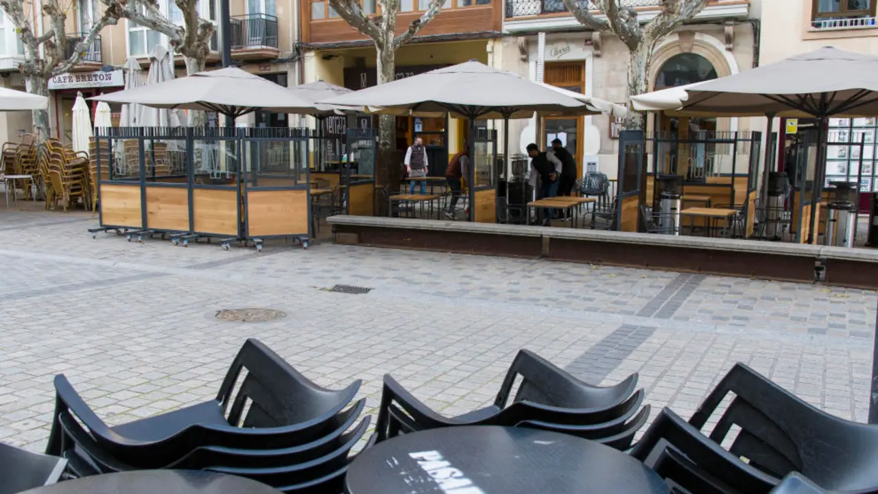 Un camarero recoge su establecimiento a las 17:00 horas el d&iacute;a de la entrada en vigor de nuevas restricciones impuestas por el gobierno de la Rioja, en Logro&ntilde;o