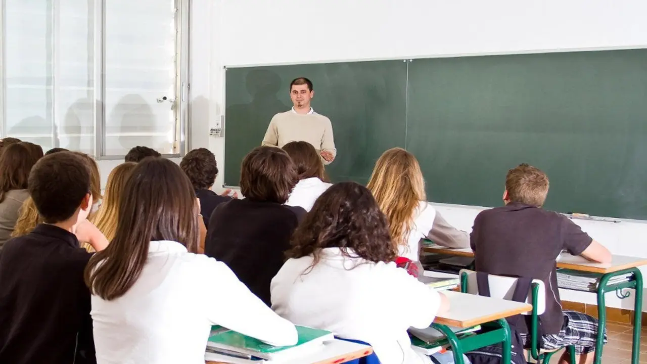 UGT ha reclamado que profesores y trabajadores de los centros educativos sean considerados personal de riesgo