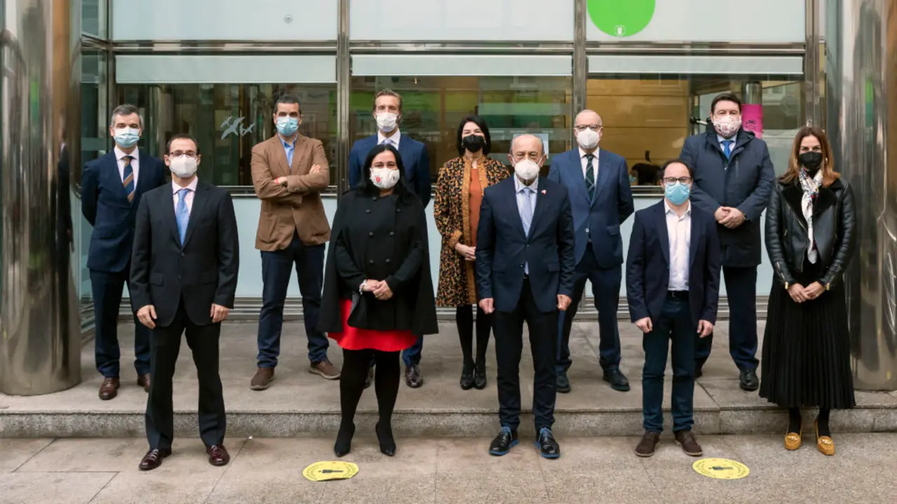 La consejera de Presidencia, Interior, Justicia y Acci&oacute;n Exterior, Paula Fern&aacute;ndez, junto con el consejero de Industria, Turismo, Innovaci&oacute;n, Transporte y Comercio, Javier L&oacute;pez Marcano, asisten a la toma de posesi&oacute;n de los nuevos directores generales: Daniel Alvear, como director general de Industria, Energ&iacute;a y Minas; Marta Barca, como directora general de Turismo y Eva Bartolom&eacute;, como directora general de Comercio y Consumo.