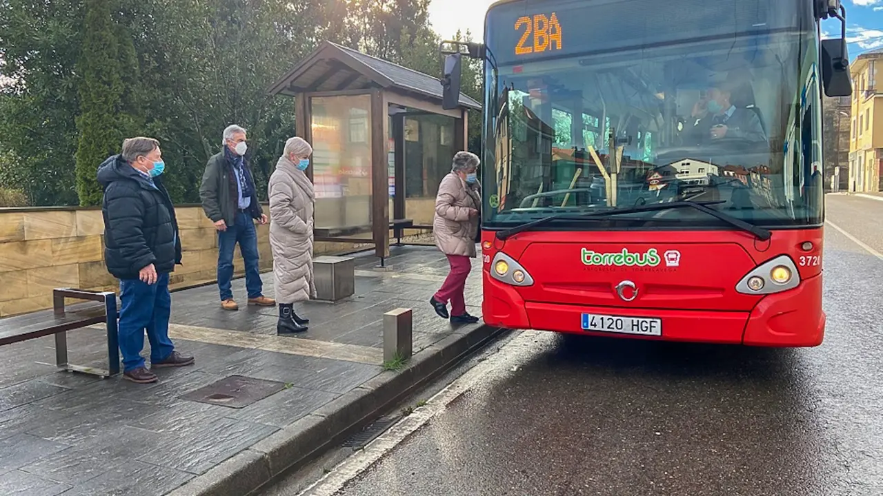 La alcaldesa de Polanco, Rosa D&iacute;az, en la parada del Torrebus el primer d&iacute;a de su llegada al municipio