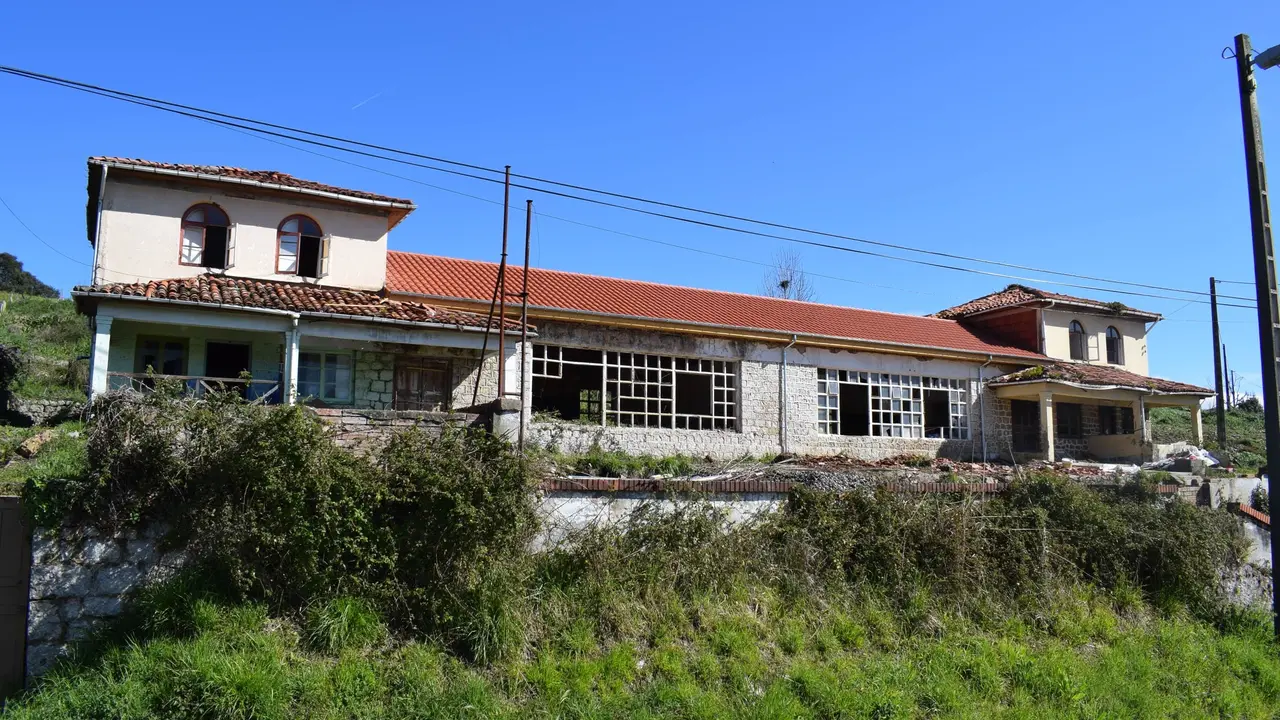 Finalizada la reforma de la cubierta de la nave central de las antiguas escuelas de Oru&ntilde;a