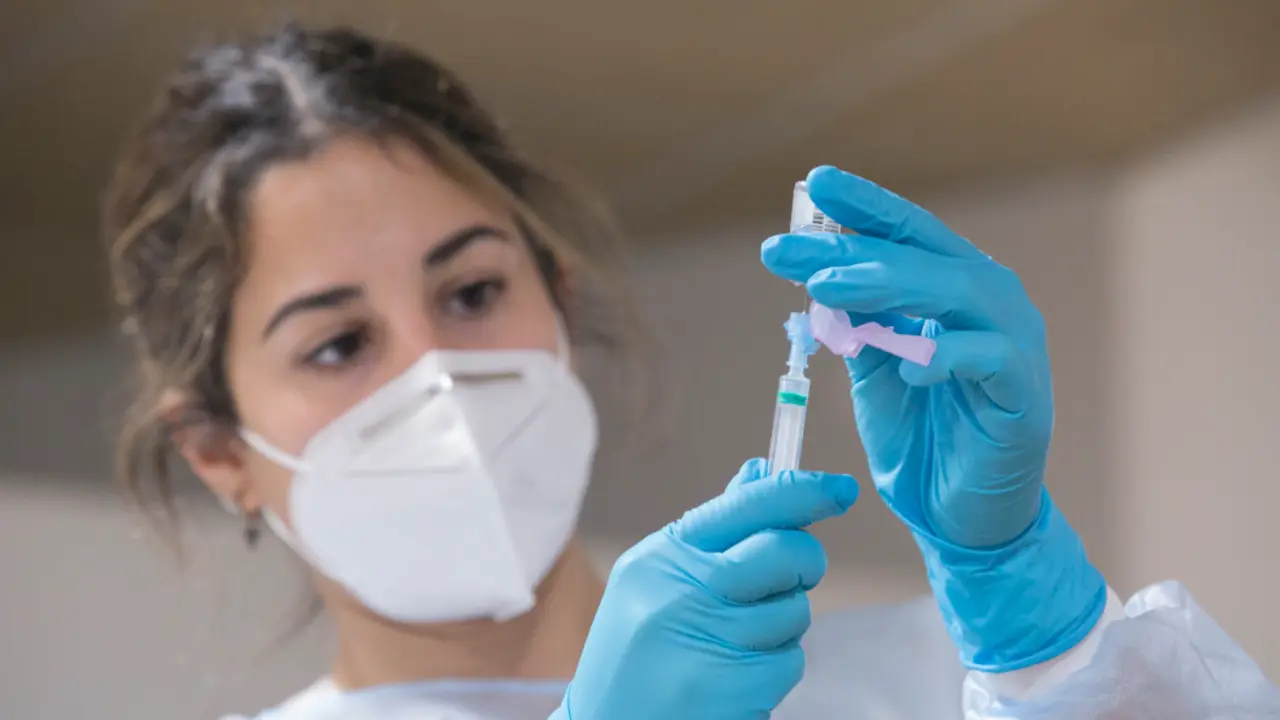 Una enfermera prepara una dosis de la vacuna