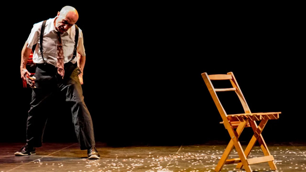Pepe Viyuela en el escenario presentando su obra de teatro